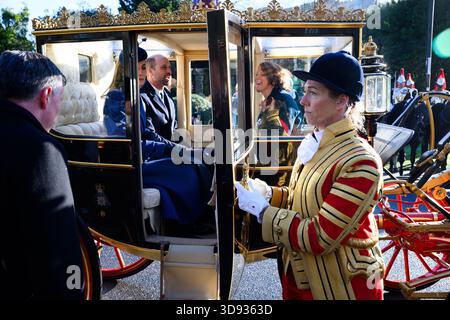 Windsor, Royaume-Uni. 03 décembre 2025. Le prince William, prince de Galles, et la princesse Kate, princesse de Galles, montent en calèche jusqu'au château de Windsor avec Dörte Dinger (à droite), chef du bureau du président fédéral. Le président fédéral Steinmeier et son épouse effectuent une visite d'État de trois jours au Royaume-Uni de Grande-Bretagne et d'Irlande du Nord. Crédit : Bernd von Jutrczenka/dpa/Alamy Live News Banque D'Images