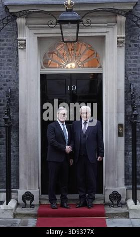 Le président allemand Frank-Walter Steinmeier est accueilli par le premier ministre Sir Keir Starmer devant le 10 Downing Street, Londres, le premier jour de la visite d'État au Royaume-Uni du président de la République fédérale d'Allemagne. Date de la photo : mercredi 3 décembre 2025. Banque D'Images