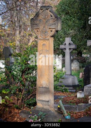 La pierre tombale de la croix celtique de la suffragette Emmeline Pankhurst dans le cimetière de Brompton, Londres. Banque D'Images