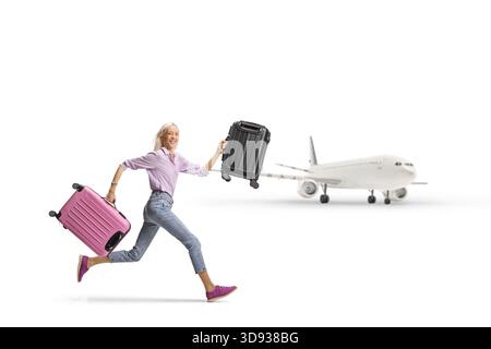 Femme avec des valises courant pour attraper un avion isolé sur fond blanc Banque D'Images