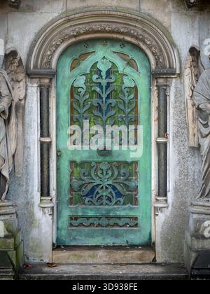 Détail de la porte en bronze vert ornée du mausolée de James McDonald, cimetière de Brompton. Londres Banque D'Images