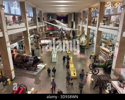 Vue en angle élevé de la galerie Making the Modern World du Science Museum de Londres, présentant des véhicules et des avions historiques. Banque D'Images