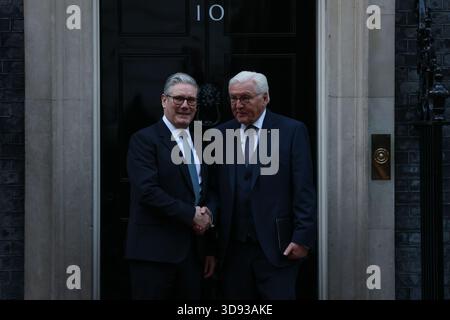 Londres, Royaume-Uni. 3 décembre 2025. Le premier ministre britannique Keir Starmer accueille le président allemand Frank-Walter Steinmeier devant le 10 Downing Street au début de la visite d'État de trois jours de Steinmeier au Royaume-Uni. Crédit : Zeynep Demir Aslım/Alamy Live News Banque D'Images