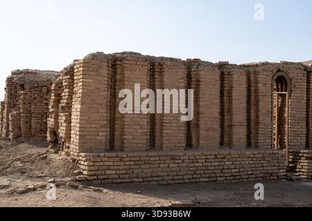 Nasiriyah, Irak - 20 novembre 2025 : Archway en briques tirées dans les murs d'une structure ancienne à la ville d'Ur Banque D'Images