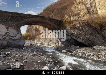 Vieux pont d'Ulu du 19ème siècle à Gakh. Azerbaïdjan. Banque D'Images
