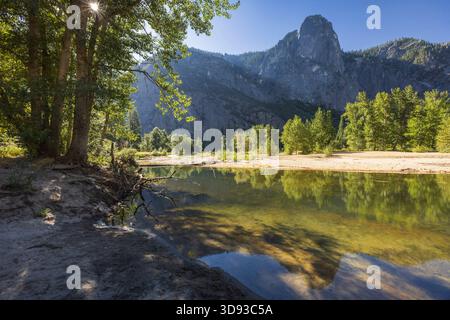 Yosemite Valley et la rivière Merced, parc national de Yosemite, Californie, États-Unis. Été (août) 2025. Banque D'Images