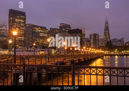 Paysage urbain nocturne de San Francisco depuis Pier 7, San Francisco, Californie, États-Unis. Été (août) 2025. Banque D'Images