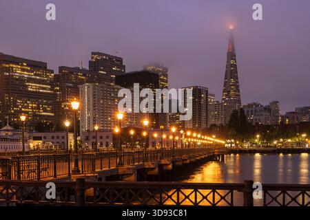 Horizon nocturne du centre-ville avec le Transamerica Building, depuis Pier 7, San Francisco, Californie, États-Unis Banque D'Images