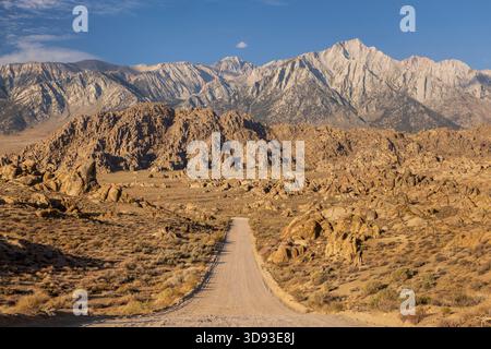 Movie Road à travers le désert des collines de l'Alabama, en regardant vers les montagnes de la Sierra Nevada, Californie, États-Unis. Été (août) 2025. Banque D'Images