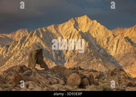 Boot Arch soutenu par Lone Pine Peak baigné dans la lumière tôt le matin, Alabama Hills, Californie, États-Unis. Été (août) 2025. Banque D'Images