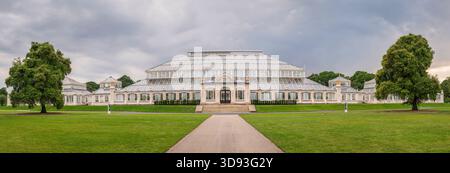 La plus grande serre victorienne du monde, la maison tempérée à Kew Gardens, Richmond, Angleterre. Banque D'Images