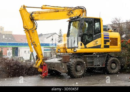 Camion nettoyant la neige de la route pendant les fortes chutes de neige en hiver Banque D'Images