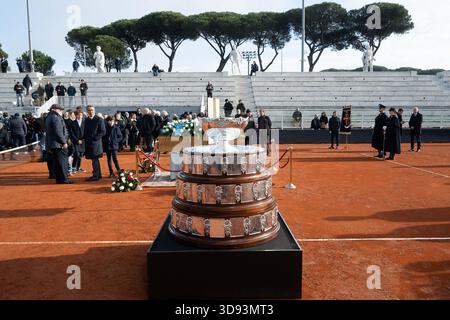 Roma, Italie. 03 décembre 2025. Roma, Roma, Italie, 03 décembre 2025, la Coupe Davis lors de la commémoration en l'honneur de Nicola Pietrangeli au Foro Italico Stadium le 3 décembre 2025 à Rome, Italie. Pendant les funérailles de Nicola Pietrangeli - crédit nouvelles : Live Media Publishing Group/Alamy Live News Banque D'Images