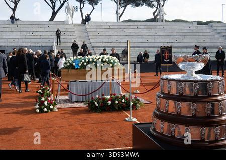 Roma, Italie. 03 décembre 2025. Roma, Roma, Italie, 03 décembre 2025, la Coupe Davis lors de la commémoration en l'honneur de Nicola Pietrangeli au Foro Italico Stadium le 3 décembre 2025 à Rome, Italie. Pendant les funérailles de Nicola Pietrangeli - crédit nouvelles : Live Media Publishing Group/Alamy Live News Banque D'Images