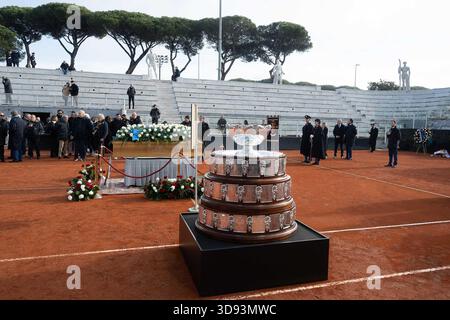 Roma, Italie. 03 décembre 2025. Roma, Roma, Italie, 03 décembre 2025, la Coupe Davis lors de la commémoration en l'honneur de Nicola Pietrangeli au Foro Italico Stadium le 3 décembre 2025 à Rome, Italie. Pendant les funérailles de Nicola Pietrangeli - crédit nouvelles : Live Media Publishing Group/Alamy Live News Banque D'Images
