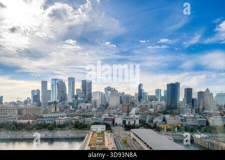 Vue depuis la Tour du Port de Montréal vers les gratte-ciel de la ville, Vieux-Port, Montréal, Québec, Canada Banque D'Images