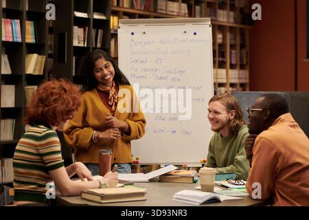 Jeunes personnes multiethniques qui suivent des cours de langue et sourient ensemble Banque D'Images