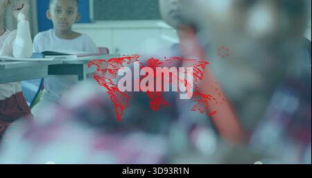 Enfant penché dans une chemise à carreaux rouge près de la caméra dans la salle de classe, avec un classeur bleu et une carte rouge Banque D'Images