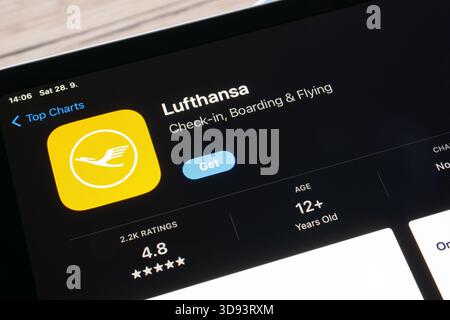 Ostrava, Tchéquie - 28 septembre 2024 : Apple App Store avec l'application mobile Lufthansa Airlines pour les voyages Banque D'Images