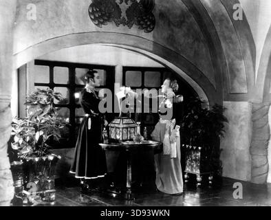 RUDOLPH VALENTINO et LOUISE DRESSER dans le rôle de Czarina Catherine la Grande dans LE réalisateur d'EAGLE 1925 CLARENCE BROWN roman Dubrowski par Alexander Pouchkine costumier Gilbert Adrian décors William Cameron Menzies producteurs John W. Considine Jr. et Joseph M. Schenck Banque D'Images