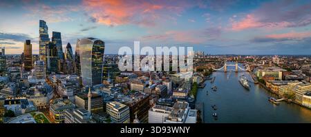 Vue aérienne panoramique du paysage urbain de Londres des gratte-ciel de la ville à Tower Bridge et à la Tamise lors d'un magnifique coucher de soleil d'été Banque D'Images