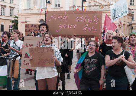 Les manifestants pro-palestiniens chantent et tiennent des pancartes pendant une manifestation animée de rue. Banque D'Images