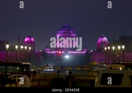 New Delhi, Inde. 03 décembre 2025. NEW DELHI, INDE - 3 DÉCEMBRE : illuminé Rashtrapati Bhavan en violet marquant la Journée mondiale du handicap, le 3 décembre 2025 à New Delhi, Inde. (Photo par Ishant Chauhan/Hindustan Times/Sipa USA) crédit : Sipa USA/Alamy Live News Banque D'Images