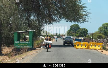 Mangochi sud Malawi Afrique. Barrage routier de la police pour vérifier les véhicules passant par le sud du Malawi Afrique. Banque D'Images