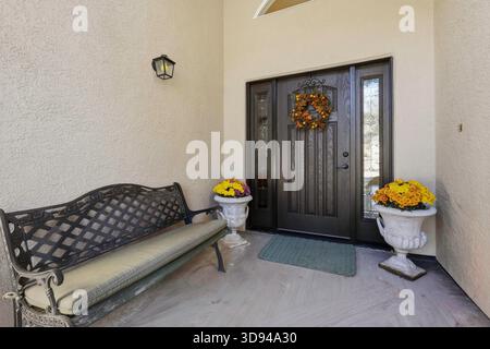 L'entrée accueillante est agrémentée de plantes et l'aménagement décoratif améliore l'attrait des trottoirs pour les événements portes ouvertes Banque D'Images