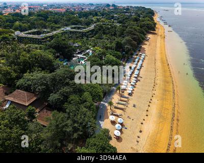 Vue en angle élevé d'une destination de vacances tropicales populaire et du littoral en Indonésie Banque D'Images