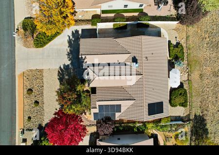 Instantané du toit de la maison, panneaux solaires et contour de la cour, toit de la maison avec caractéristiques solaires et arrière-cour Banque D'Images