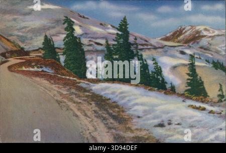 Carte postale représentant un paysage montagneux enneigé avec des arbres à feuilles persistantes le long d'une route sinueuse à Loveland Pass, altitude 11, 992 pieds, dans les montagnes Rocheuses, Colorado, États-Unis, 1940. Banque D'Images