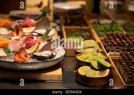 Le plateau de fruits de mer frais présente une variété de crustacés, garnis d'herbes et d'agrumes, magnifiquement disposés pour une présentation appétissante. Banque D'Images