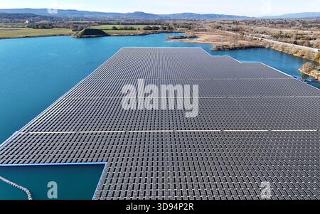 29 novembre 2025, Peyrolles-en-Provence, Paca, France : (NOTE DE LA RÉDACTION : image prise avec un drone).vue du parc solaire flottant de Peyrolles-en-Provence. Il s’agit du premier projet du genre en France, avec plus de 43 000 panneaux photovoltaïques installés sur un plan d’eau, générant 14,7 MWc d’énergie. (Crédit image : © Denis Thaust/SOPA images via ZUMA Press Wire) USAGE ÉDITORIAL SEULEMENT ! Non destiné à UN USAGE commercial ! Banque D'Images