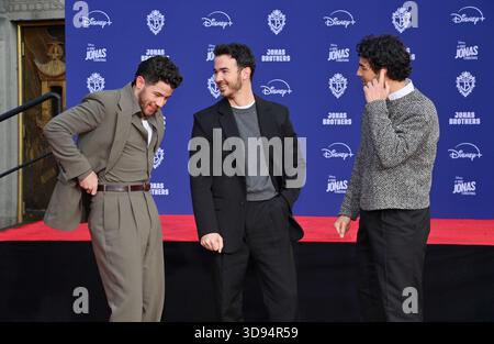 Los Angeles, États-Unis. 03 décembre 2025. (De gauche à droite) Nick Jonas, Kevin Jonas et Joe Jonas des Jonas Brothers participent à une cérémonie de main et d'empreinte les immortalisant dans le parvis du TCL Chinese Theatre (anciennement Grauman's) dans la section hollywoodienne de Los Angeles le mercredi 3 décembre 2025. Photo de Jim Ruymen/UPI crédit : UPI/Alamy Live News Banque D'Images