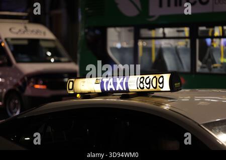 Dublin, Irlande - 03 décembre 2025 - Un panneau de signalisation sur le toit d'un taxi a tourné sur le côté alors que les chauffeurs de taxi de Dublin organisent une manifestation « Go slow » aux heures de pointe pour protester contre les nouveaux tarifs fixes d'Uber avec des retards dans la circulation dans la capitale irlandaise Banque D'Images