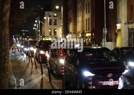 Dublin, Irlande - 03 décembre 2025 - les chauffeurs de taxi de Dublin organisent une manifestation "Go slow" aux heures de pointe pour protester contre les nouveaux tarifs fixes d'Uber avec des retards dans la circulation dans la capitale irlandaise Banque D'Images