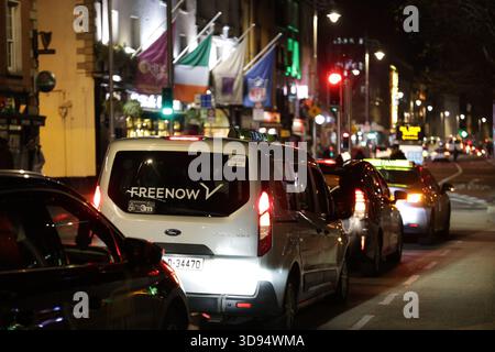 Dublin, Irlande - 03 décembre 2025 - les chauffeurs de taxi de Dublin organisent une manifestation "Go slow" aux heures de pointe pour protester contre les nouveaux tarifs fixes d'Uber avec des retards dans la circulation dans la capitale irlandaise Banque D'Images