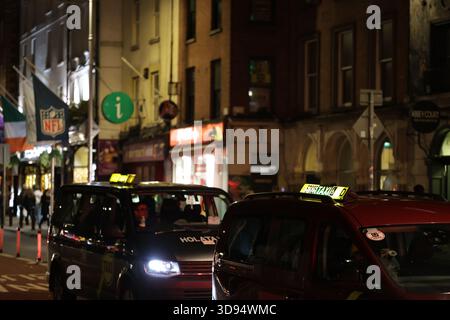 Dublin, Irlande - 03 décembre 2025 - les panneaux de signalisation sur le toit des taxis se sont retournés latéralement alors que les chauffeurs de taxi de Dublin organisent une manifestation « Go slow » aux heures de pointe pour protester contre les nouveaux tarifs fixes d'Uber et les retards dans la circulation dans la capitale irlandaise Banque D'Images