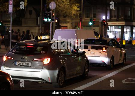 Dublin, Irlande - 03 décembre 2025 - les chauffeurs de taxi de Dublin organisent une manifestation "Go slow" aux heures de pointe pour protester contre les nouveaux tarifs fixes d'Uber avec des retards dans la circulation dans la capitale irlandaise Banque D'Images