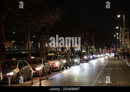 Dublin, Irlande - 03 décembre 2025 - les chauffeurs de taxi de Dublin organisent une manifestation "Go slow" aux heures de pointe pour protester contre les nouveaux tarifs fixes d'Uber avec des retards dans la circulation dans la capitale irlandaise Banque D'Images