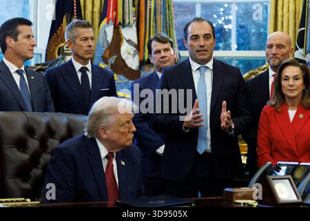 Washington, États-Unis. 03 décembre 2025. Antonio Filosa, PDG de Stellantis, s'exprime alors que le président américain Donald Trump annonce des changements aux nouvelles normes d'économie de carburant à la Maison Blanche, Washington, DC, États-Unis, le 2 décembre 2025. EPA/WILL OLIVER/POOL crédit : Abaca Press/Alamy Live News Banque D'Images