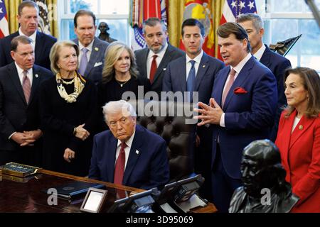 Washington, États-Unis. 03 décembre 2025. Jim Farley, PDG de Ford, s'exprime alors que le président américain Donald Trump annonce des changements aux nouvelles normes d'économie de carburant à la Maison Blanche, Washington, DC, États-Unis, le 2 décembre 2025. EPA/WILL OLIVER/POOL crédit : Abaca Press/Alamy Live News Banque D'Images