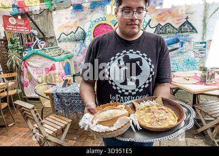 Mexico City Mexico, Xochimilco, café restaurant Dalia, serveur homme hispanique adulte portant la plaque de petit déjeuner, oeufs de jambon omelette, chips tortilla, pain artisanal BA Banque D'Images