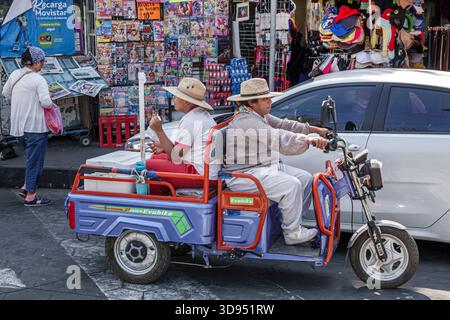 Mexico City Mexico, Xochimilco, marché mercado, femme adulte piétonne lisant kiosque de journaux stand, entreprise de vendeur de rue, homme adulte drivin Banque D'Images