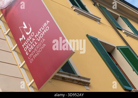 Panneau de bannière sur la façade du Musée de la nature et de l'humanité, Université de Padoue, Musée d'histoire naturelle moderne. Padoue, Vénétie, Italie, Europe, UE Banque D'Images
