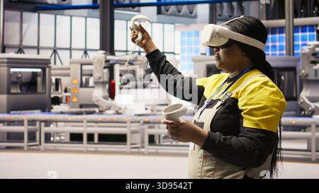 Expert en usine intelligente photovoltaïque utilisant la technologie VR pour gérer les systèmes d'automatisation. Panneau solaire industrie 4,0 technicien d'usine utilisant l'équipement de réalité virtuelle pour évaluer l'équipement, caméra A. Banque D'Images