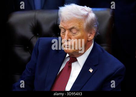 Le président AMÉRICAIN Donald Trump annonce des changements aux nouvelles normes d'économie de carburant à la Maison Blanche, Washington, DC, États-Unis. 03 décembre 2025. EPA/WILL OLIVER/POOL crédit : Abaca Press/Alamy Live News Banque D'Images