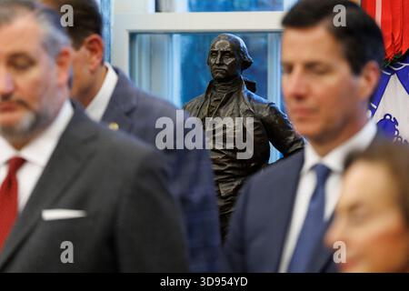 Washington, États-Unis. 03 décembre 2025. Une statue de George Washington dans le bureau ovale alors que le président américain Donald Trump annonce des changements aux nouvelles normes d'économie de carburant à la Maison Blanche, Washington, DC États-Unis, 3 décembre 2025. EPA/WILL OLIVER/POOL crédit : Abaca Press/Alamy Live News Banque D'Images