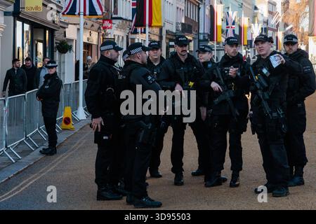 Windsor, Royaume-Uni. 3 décembre 2025. Des policiers lourdement armés se rendent à Windsor High Street avant un cortège de calèche amenant le président Frank-Walter Steinmeier de la République fédérale d'Allemagne au château de Windsor le premier jour de sa visite d'État au Royaume-Uni. Le président Steinmeier et son épouse Elke BŸdenbender séjourneront au château de Windsor en tant qu'invités du roi Charles III et de la reine Camilla. Il s'agit de la première visite d'État au Royaume-Uni d'un dirigeant allemand depuis 27 ans. Crédit : Mark Kerrison/Alamy Live News Banque D'Images